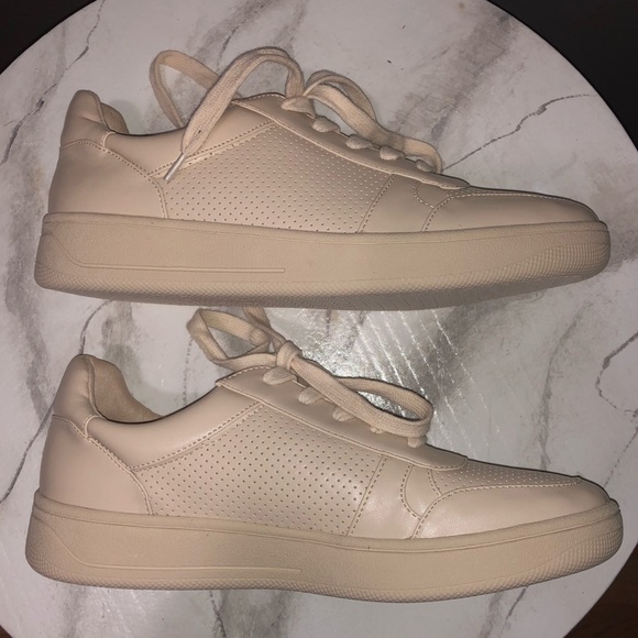 NWOT! Steve Madden ‘Doyen’ Sneakers - Picture 4 of 9